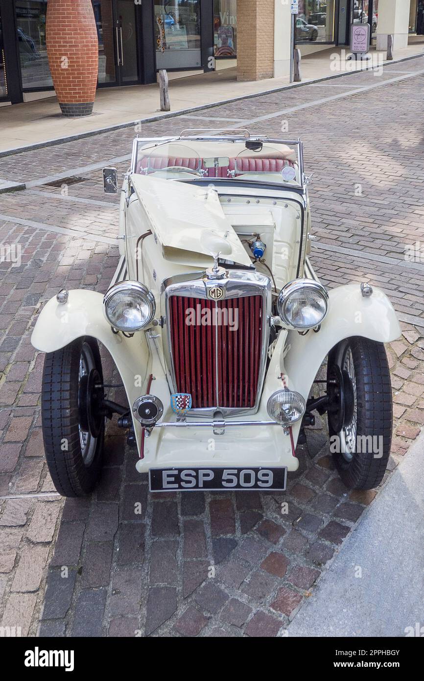 England, Dorset - Alte Autos in der Stadt Dorchester Stockfoto