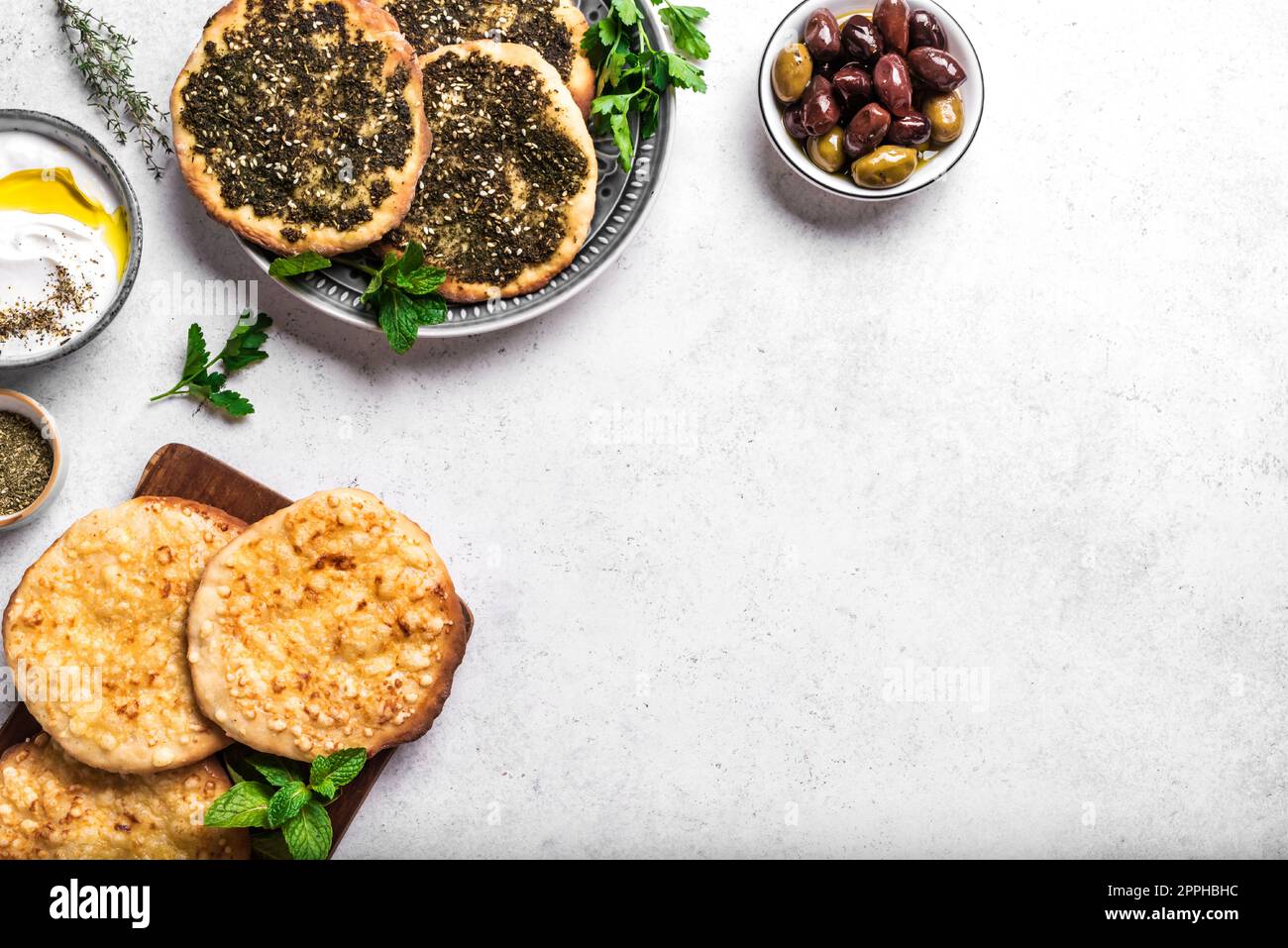 Arabisches Frühstück, LabNO-Joghurt, Manakeesh- oder Pita-Brot mit Käse ...