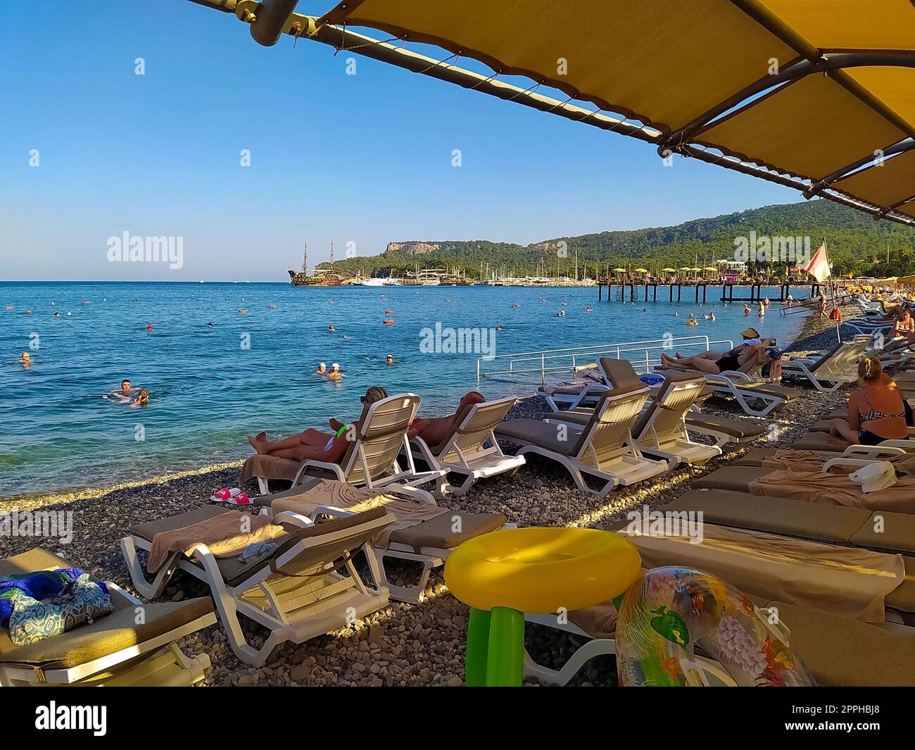 Kemer, Antalya, Türkei - 11. Mai 2021: Panoramablick auf den Strand des 4-Sterne-Hotels Golden Lotus Stockfoto