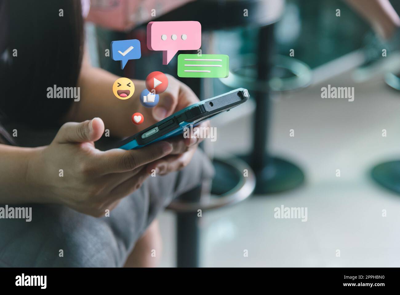 Frau hält mobile Smartphone Social-Media-Symbol und Kommunikation digitale Internet-Marketing-Technologie Geschäftskonzept. Stockfoto