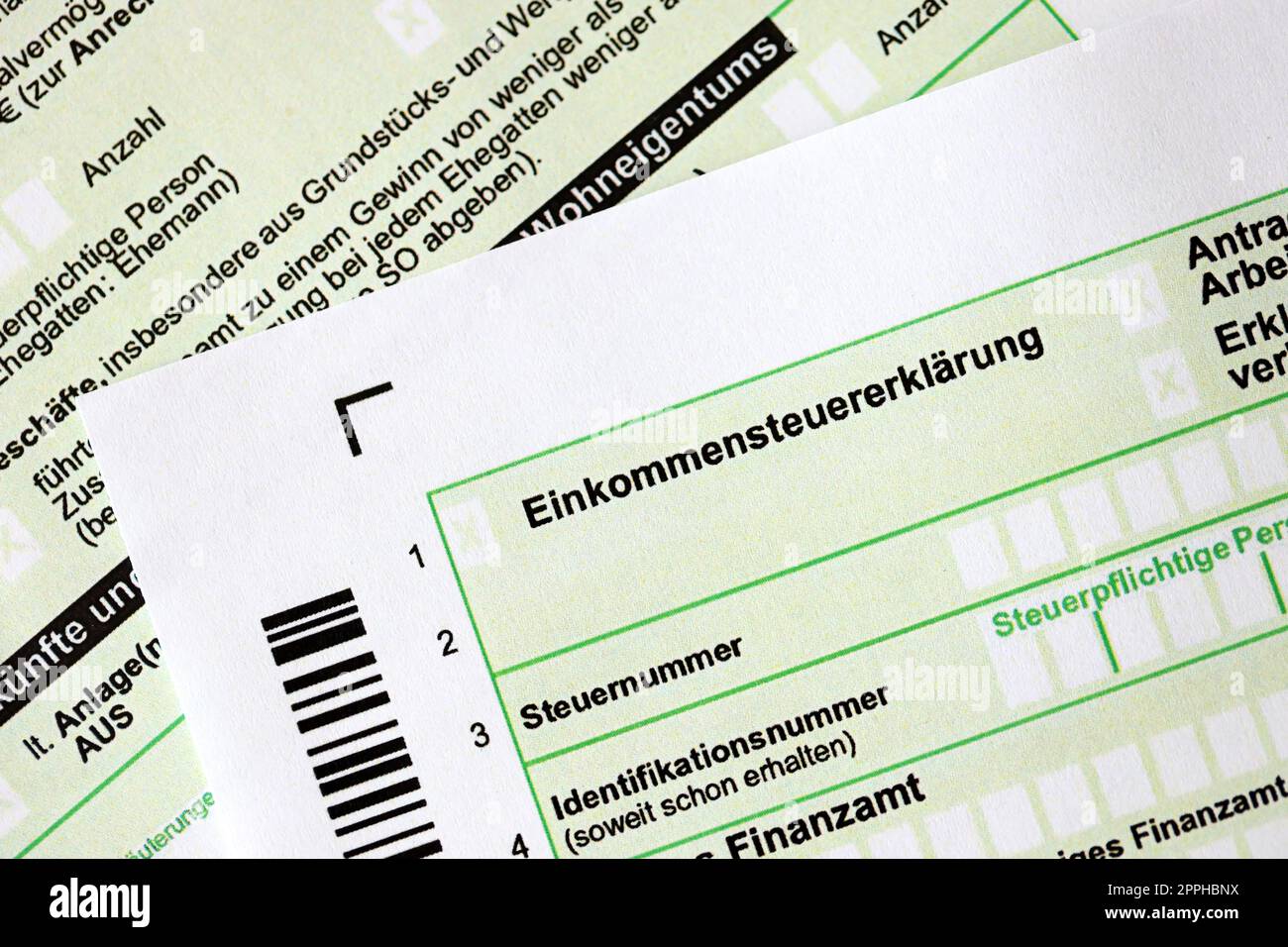 Deutsches jährliches Einkommensteuererklärungsformular für 2022-Jahres-Nahaufnahme. Das Konzept der Steuermeldung in Deutschland Stockfoto
