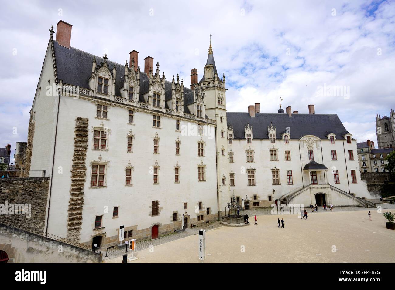 NANTES, FRANKREICH - 5. JUNI 2022: Schloss des ducs de Bretagne im Inneren des Schlosses in Nantes, Frankreich Stockfoto