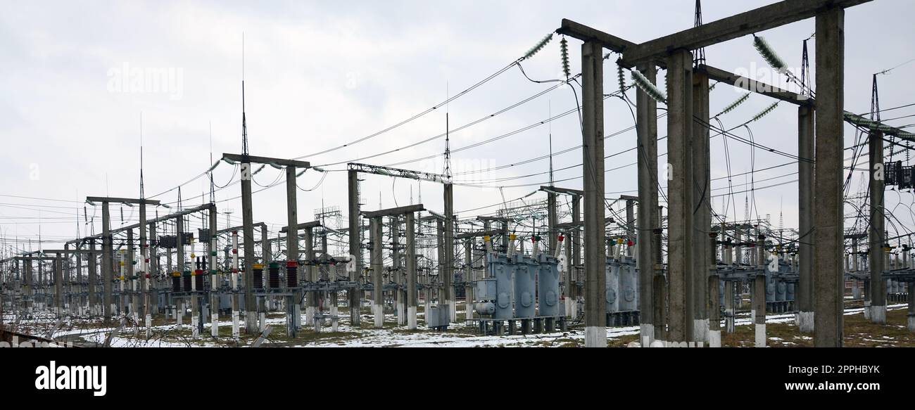 Kraftwerk ist eine Station der Transformation. Viele Kabel, Pole und Drähte, Transformatoren. Elektroenergie. Stockfoto