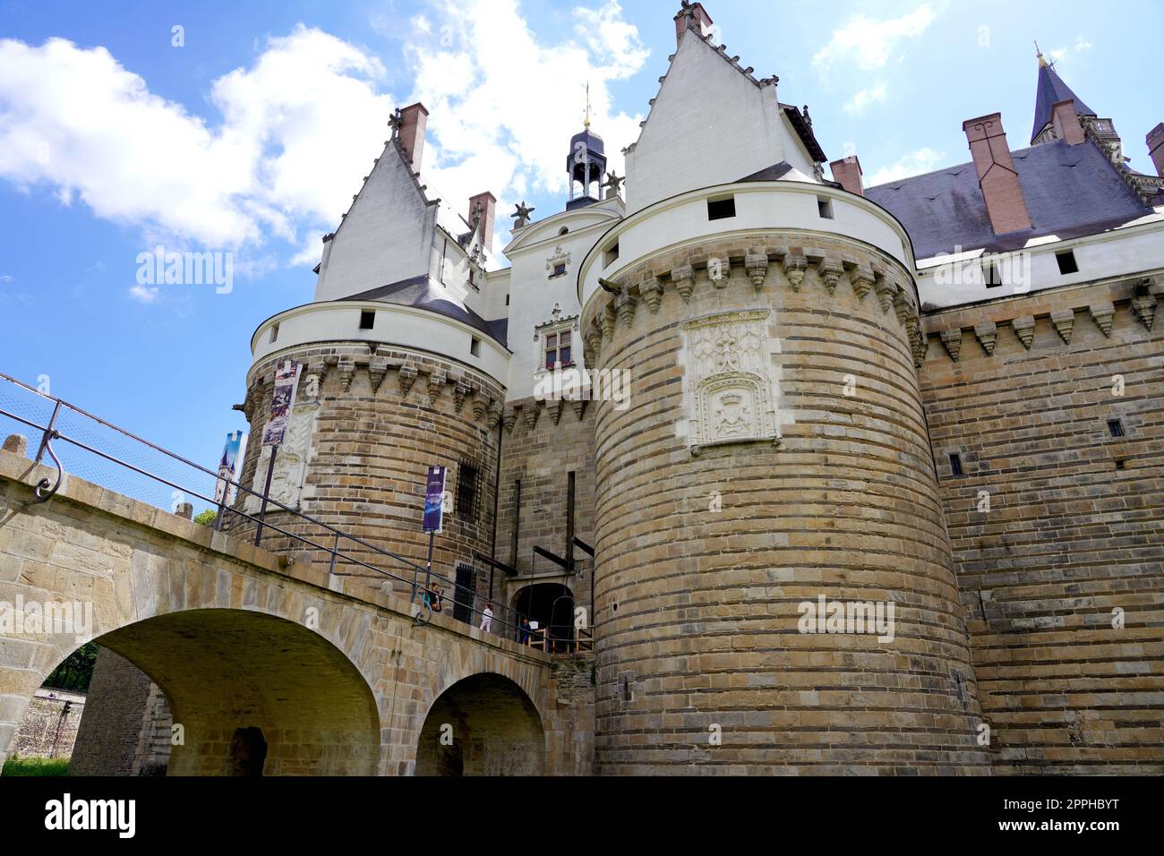 NANTES, FRANKREICH - 5. JUNI 2022: Das Chateau des ducs de Bretagne ist ein Schloss in Nantes, Frankreich Stockfoto