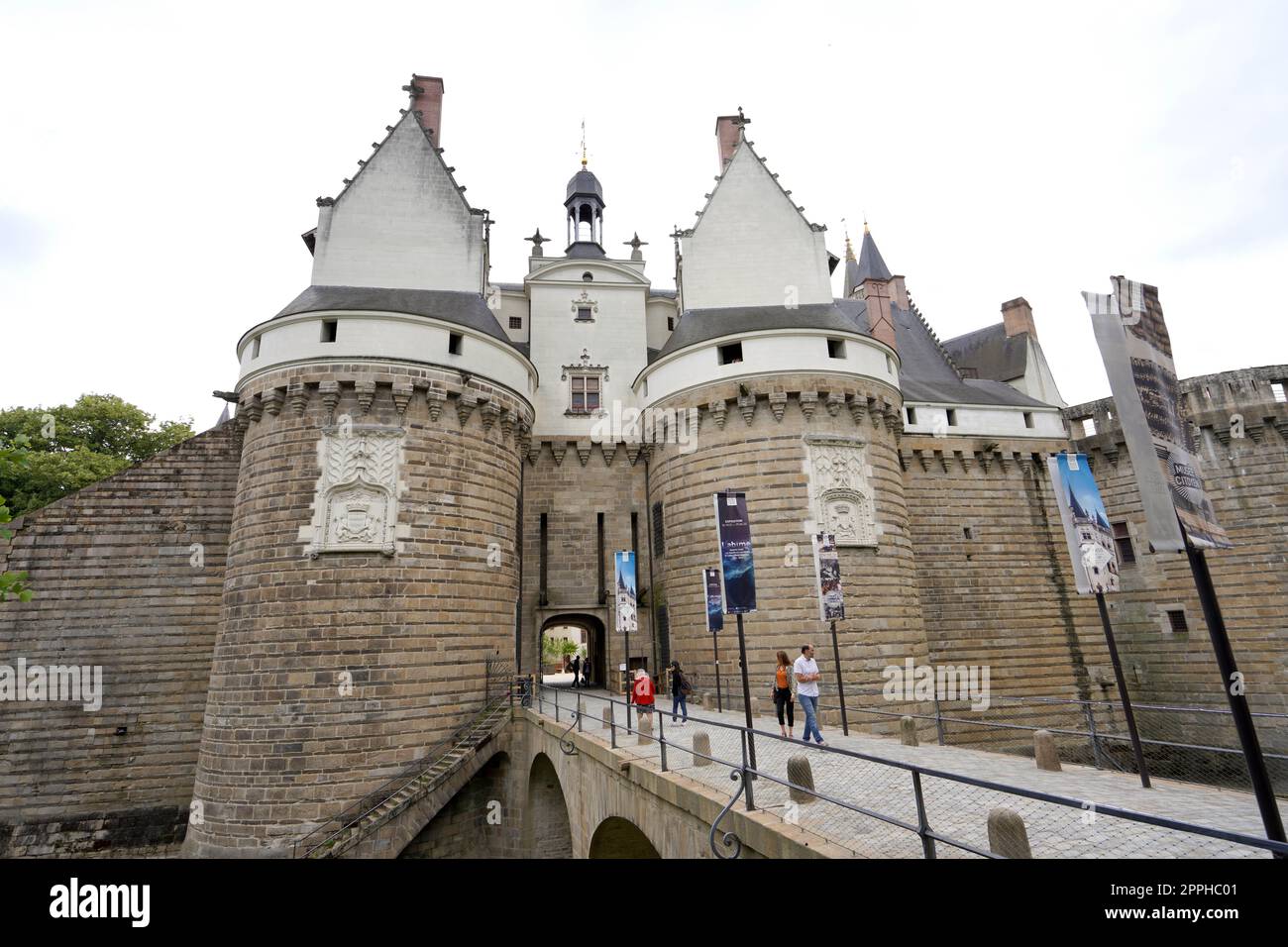 NANTES, FRANKREICH - 5. JUNI 2022: Das Chateau des ducs de Bretagne ist ein Schloss in Nantes, Frankreich Stockfoto