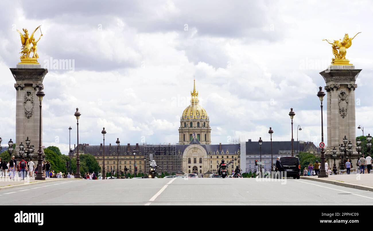 PARIS, FRANKREICH - 6. JUNI 2022: HÃ national des Invalides Blick von der Pont Alexandre III Brücke Stockfoto