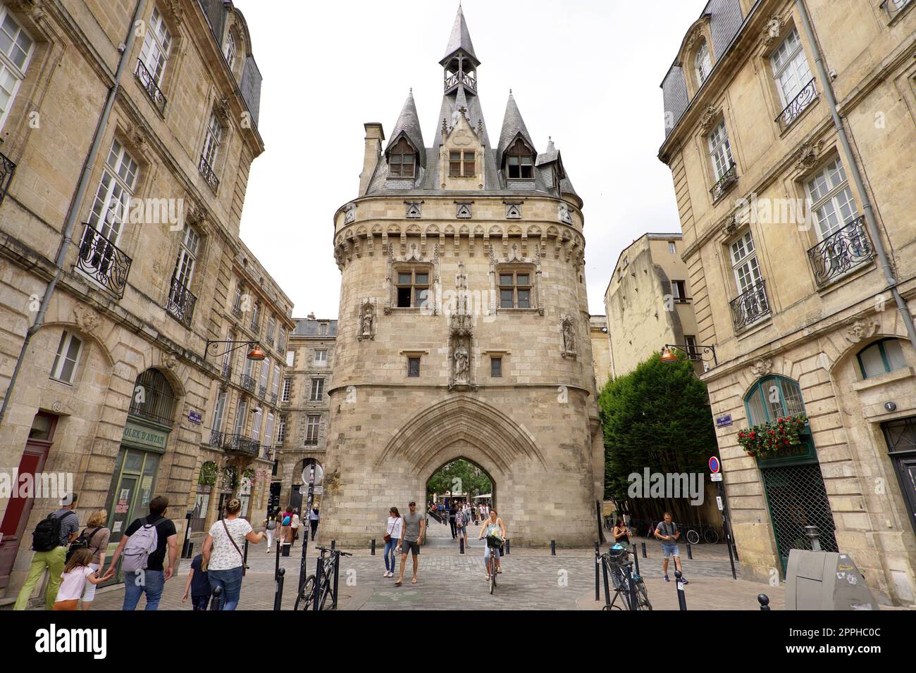 BORDEAUX, FRANKREICH - 4. JUNI 2022: Bordeaux wunderschönes Stadtbild mit Porte Cailhau, Bordeaux, Frankreich Stockfoto