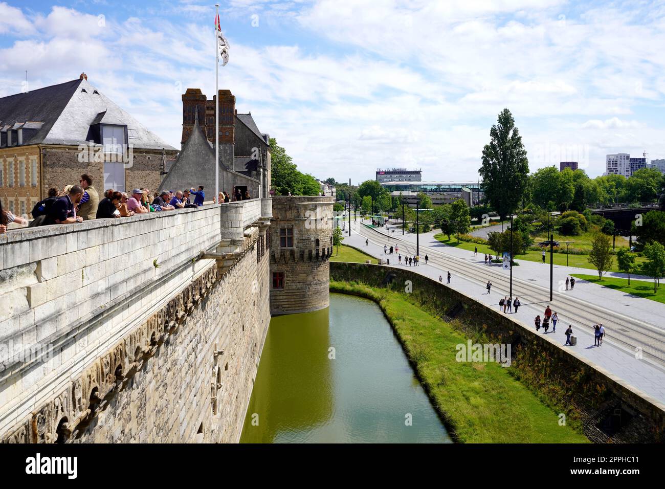 NANTES, FRANKREICH - 5. JUNI 2022: Blick auf die Stadt von Nantes vom Schloss mit dem Graben in Nantes, Frankreich Stockfoto
