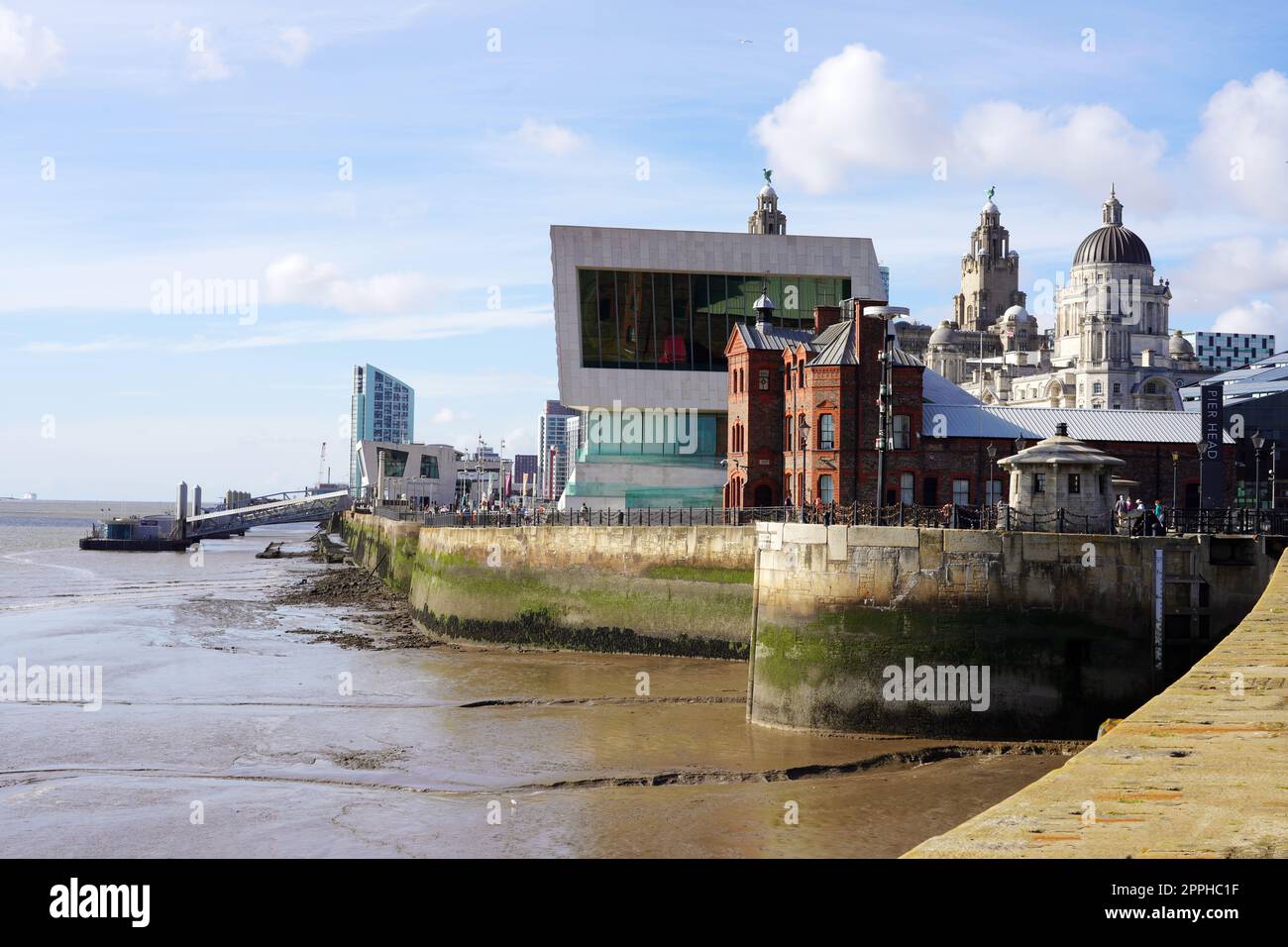 LIVERPOOL, Großbritannien - 14. JULI 2022: Pier Head in Liverpool, England, Großbritannien Stockfoto