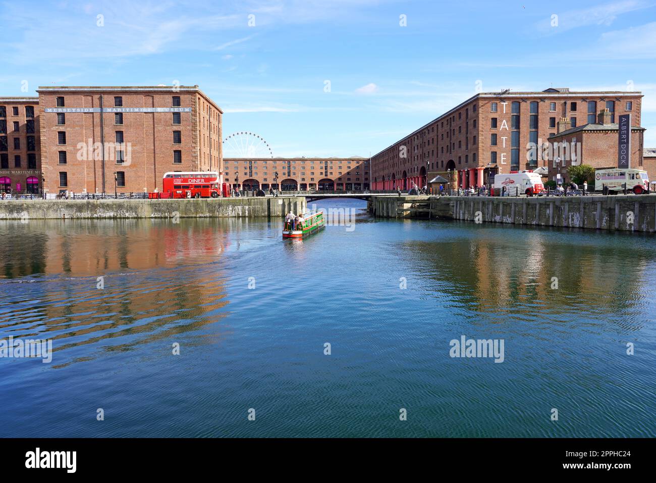 LIVERPOOL, Großbritannien - 14. JULI 2022: Albert Dock mit dem Merseyside Maritime Museum, The Beatles Story und der Tate Liverpool Stockfoto