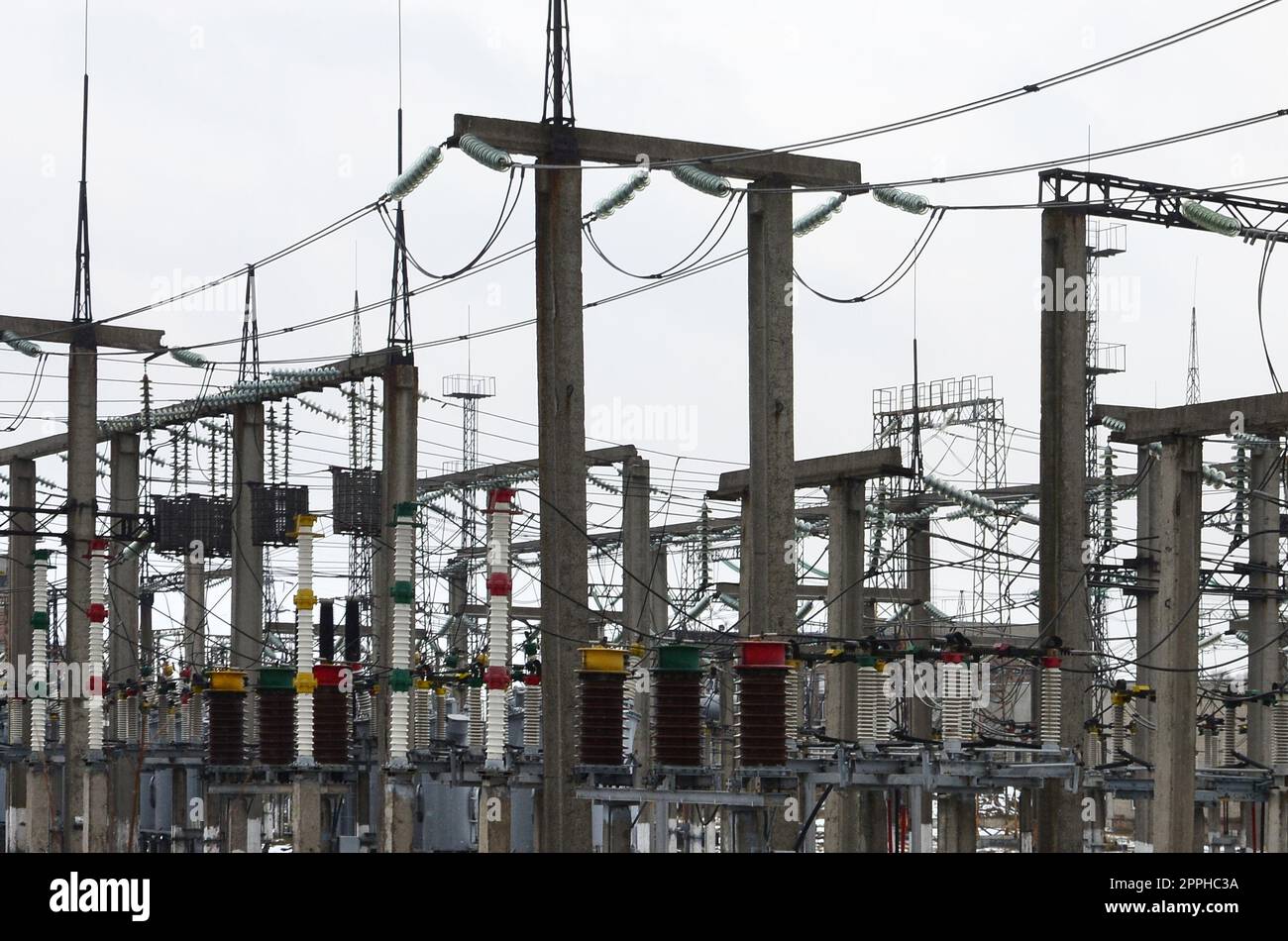 Kraftwerk ist eine Station der Transformation. Viele Kabel, Pole und Drähte, Transformatoren. Elektroenergie. Stockfoto