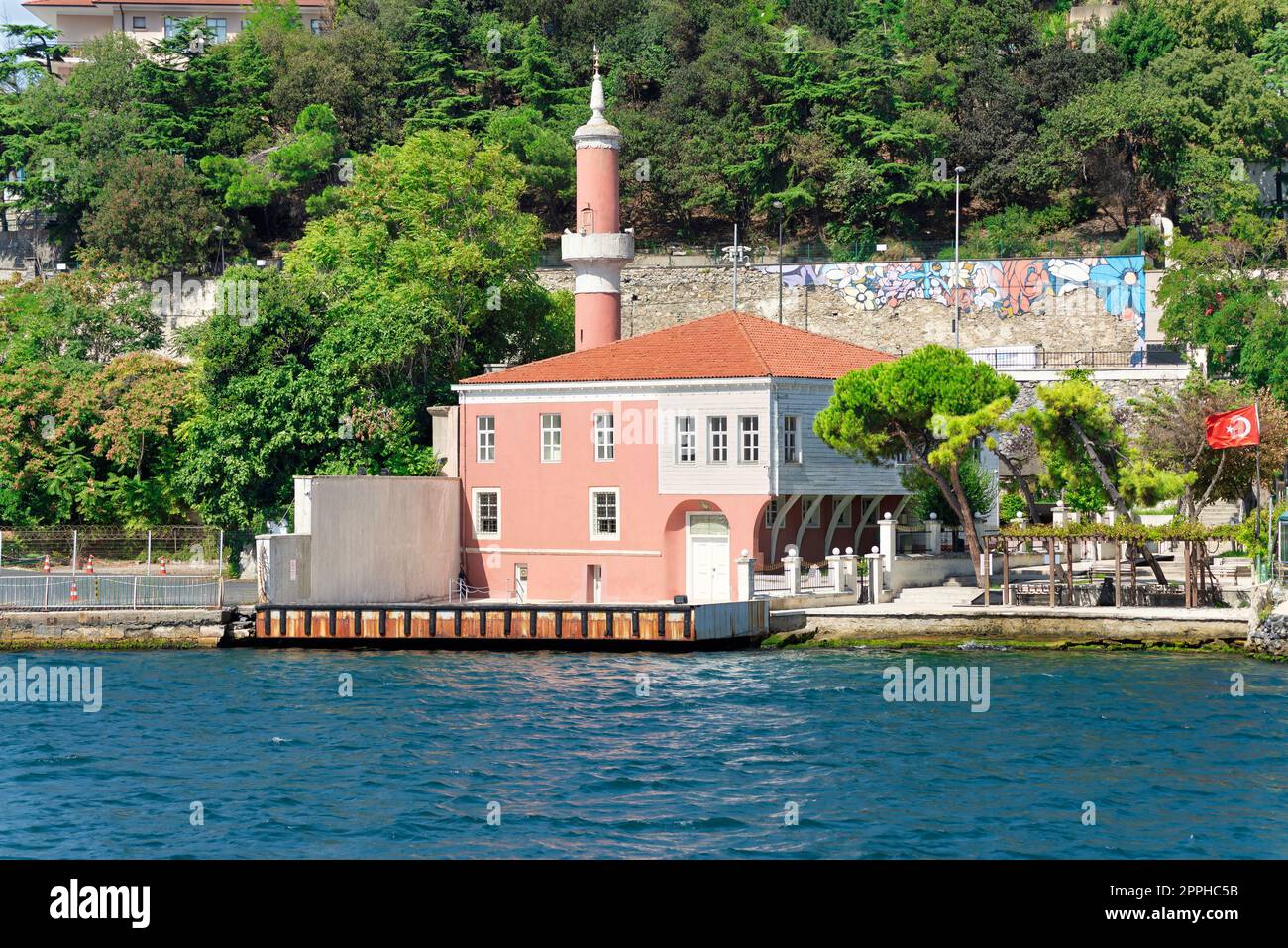 Blick von der europäischen Seite des Bosporus mit Blick auf Defterdar Ibrahim Pasa Moschee, Besiktas Viertel, Istanbul, Türkei Stockfoto