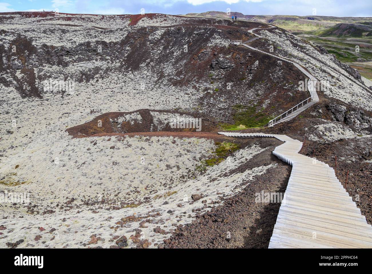 Unwirkliche vulkanische Landschaft in Island mit dampfenden Felsen auf dem Vulkan Grabok. Stockfoto