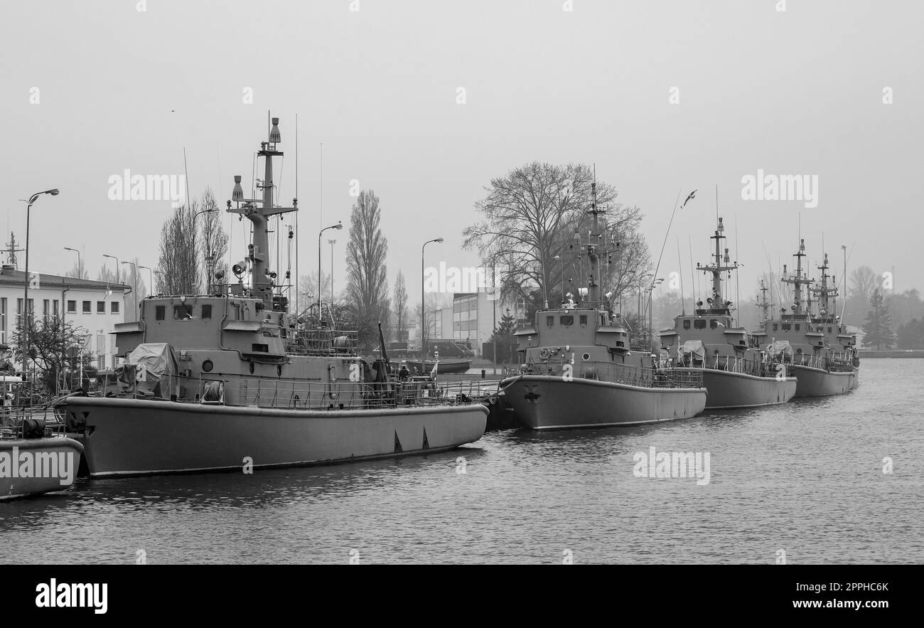 Das Kriegsschiff im Hafen 01 Stockfoto