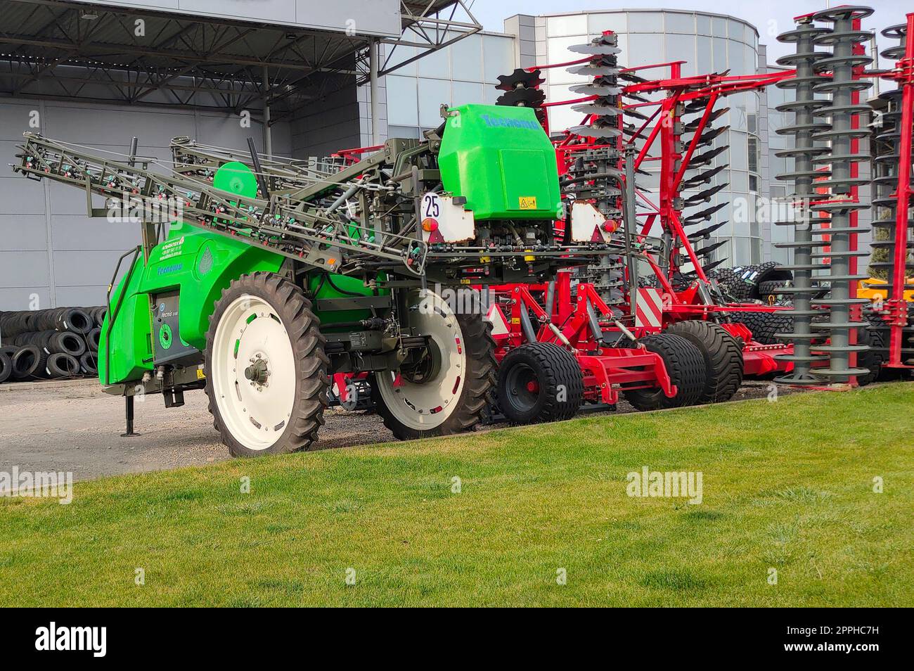 Kiew, Ukraine - 16. Juni 2020: Die selbstfahrende Feldspritze Tecnova in Kiew, Ukraine Stockfoto