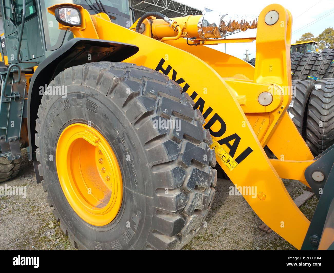 Kiew, Ukraine - 16. Juni 2020: Hyundai Bagger und Logo am 16. Juni 2020 in Kiew, Ukraine. Stockfoto