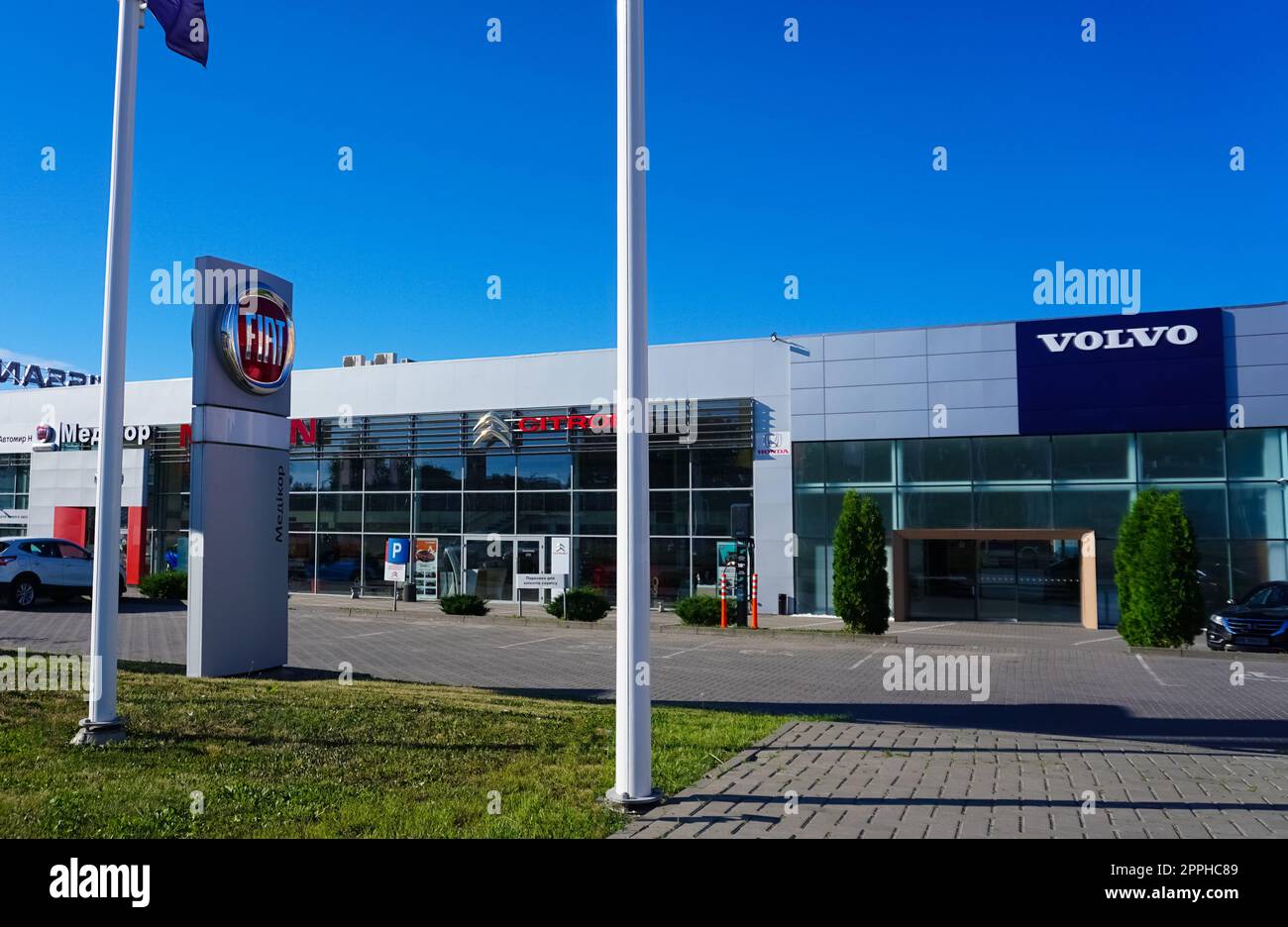 Werbeschild der Automarke VOLVO vor einem Himmel mit Wolken Stockfoto