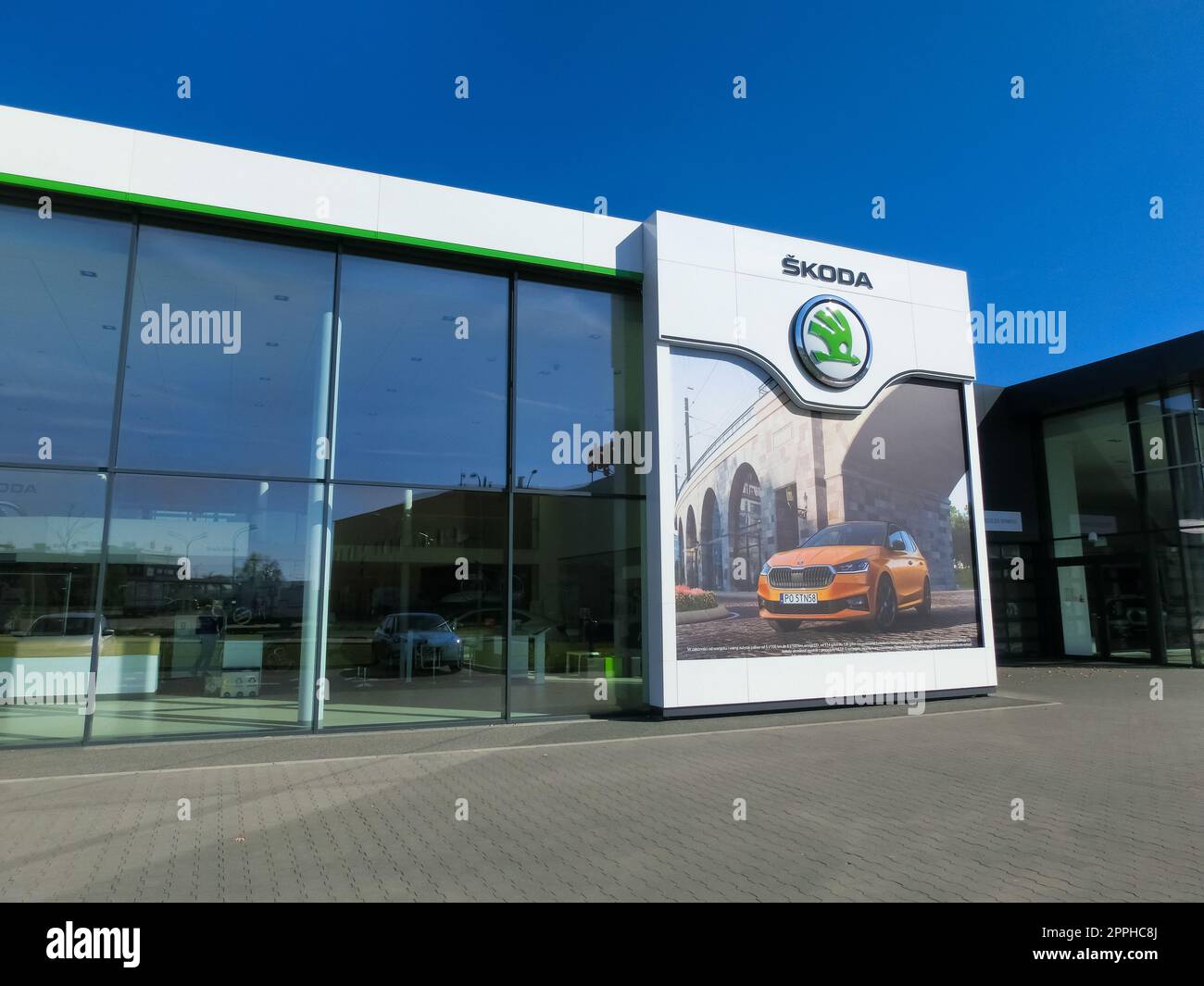 Firmengebäude mit einem Emblem des tschechischen Automobilherstellers Skoda Auto. Stockfoto