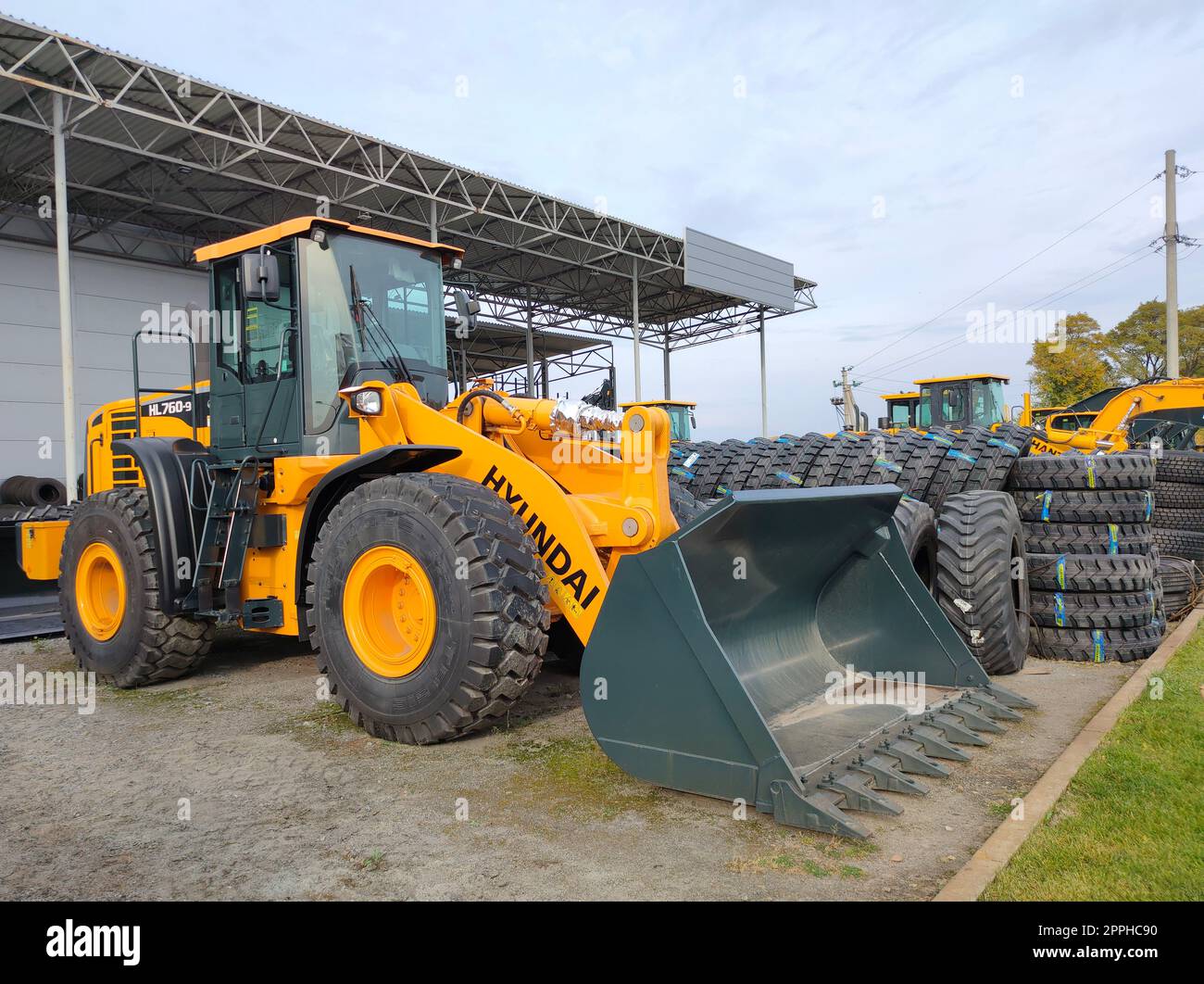 Kiew, Ukraine - 16. Juni 2020: Hyundai Bagger und Logo am 16. Juni 2020 in Kiew, Ukraine. Stockfoto