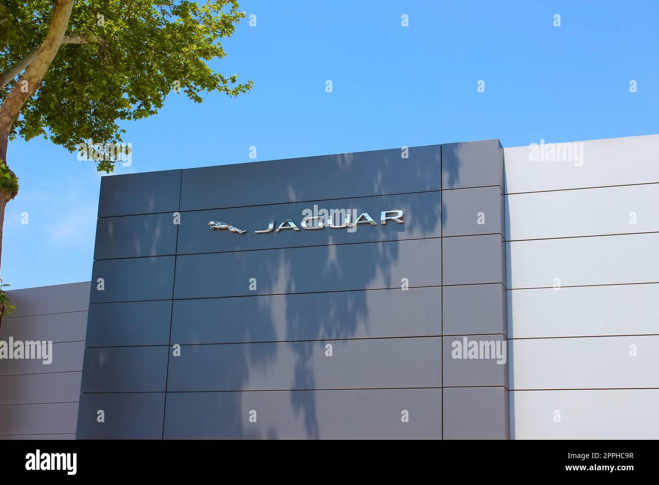 Kiew, Ukraine - 8. Mai 2021: Land Rover Logo an der Wand. Stockfoto