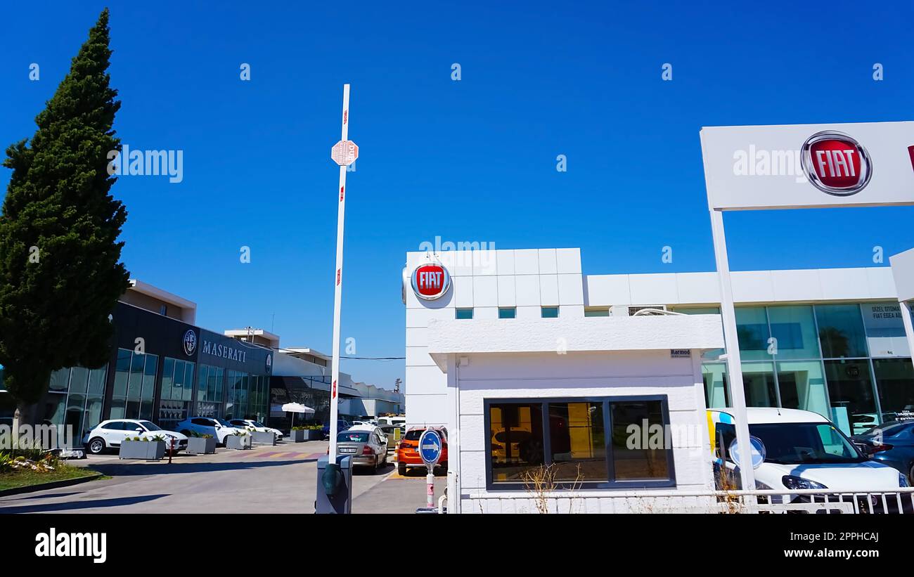 Antalya, Türkei - 17. September 2022: Firmenlogo von Fiat Automobiles auf einem Händlergebäude. Italienischer Autohersteller mit Firmenlogo. Stockfoto