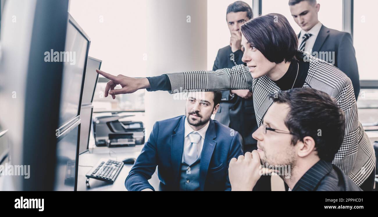 Business-Team arbeitet in der Unternehmenszentrale. Stockfoto