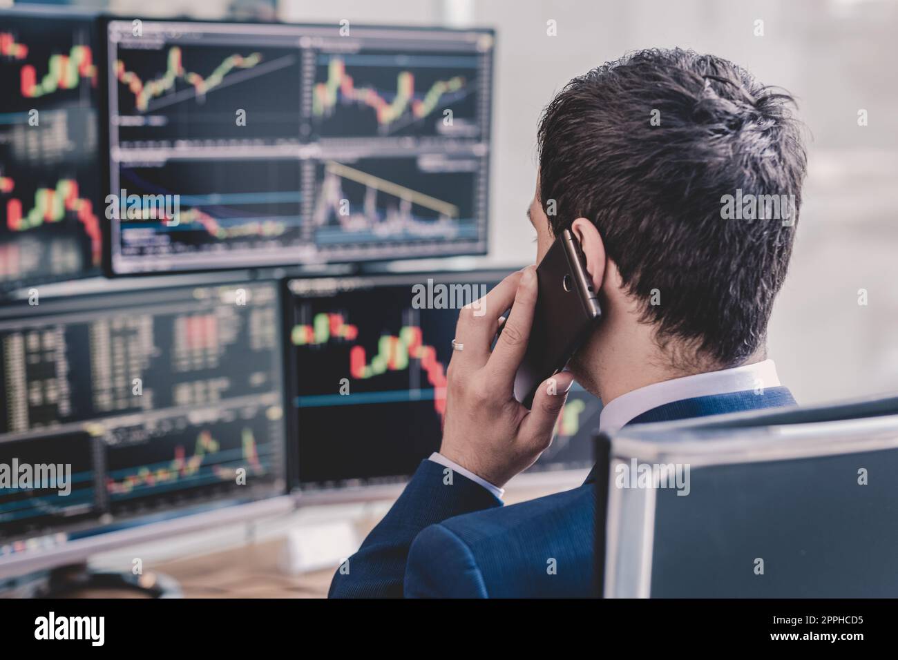 Über die Schulter Blick der Börsenmakler Online-Handel telefonieren mit Handy. Stockfoto
