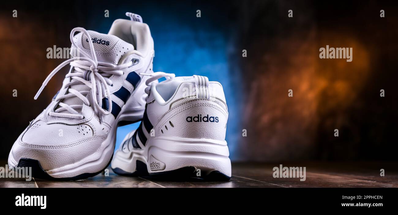 Ein Paar Adidas Sportschuhe Stockfoto