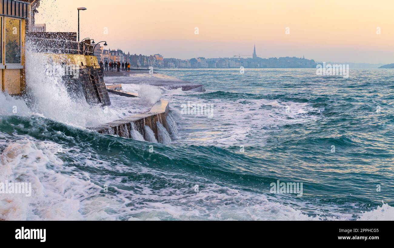 Das aufgewühlte Meer bei Hochwasser in Saint-Malo Stockfoto