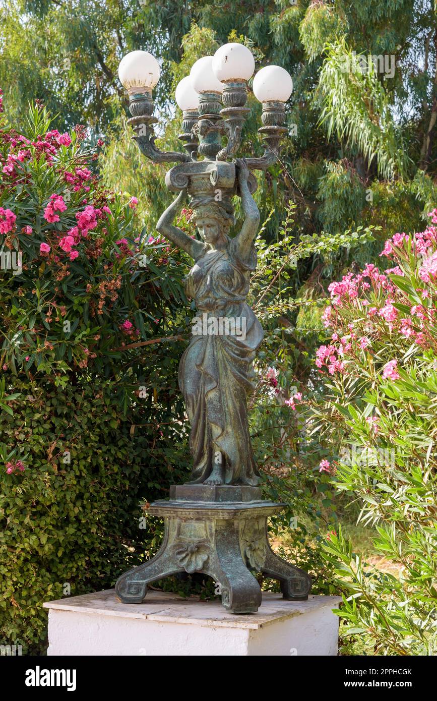 Griechische Bronzestatue als Laternen-Basis Stockfoto