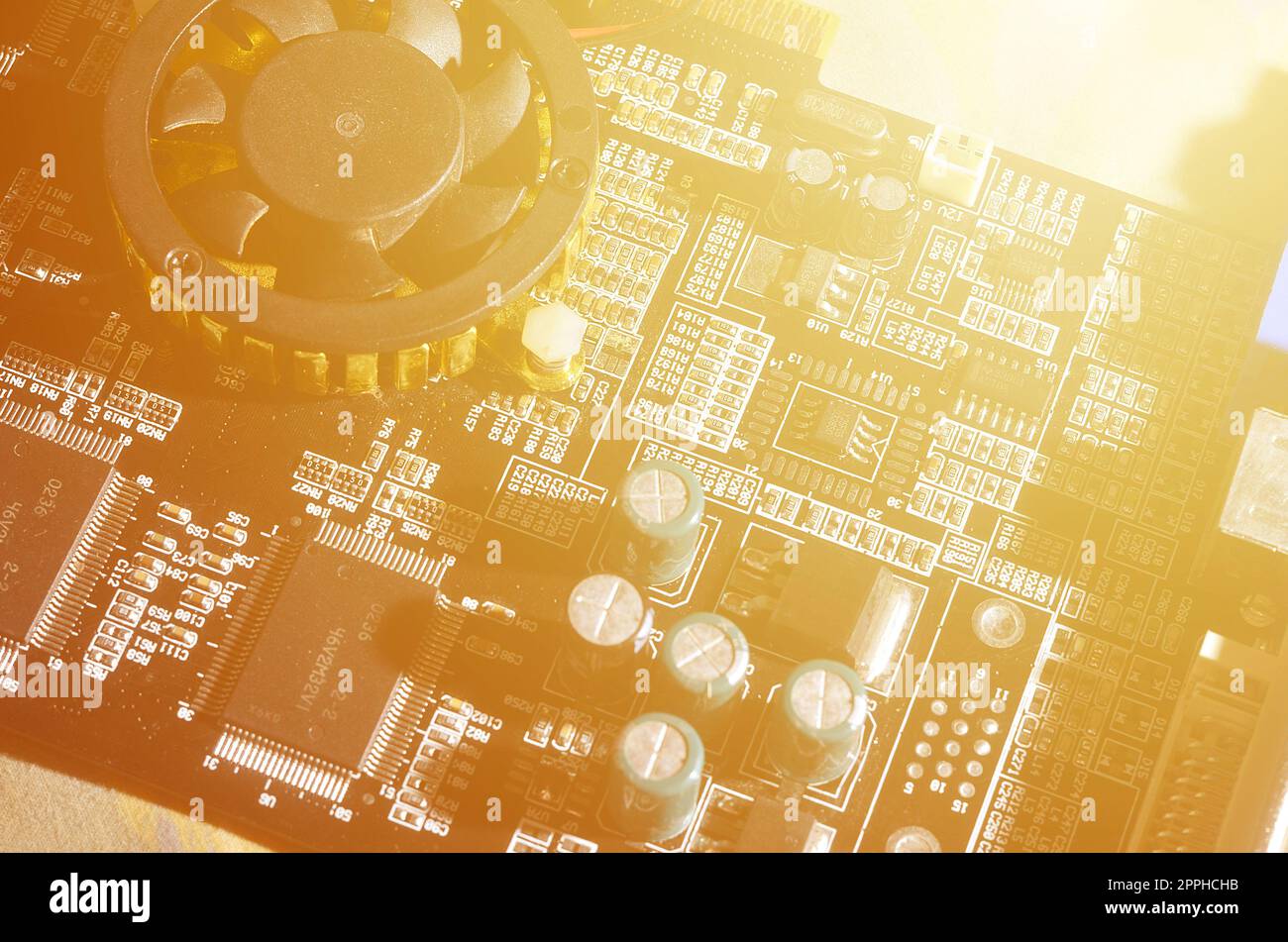 Eine getönte Makro Bild eines Computer Board mit vielen kleinen technologischen Elemente. Extrem geringe Tiefenschärfe. Abstrakte technologischer Hintergrund Stockfoto