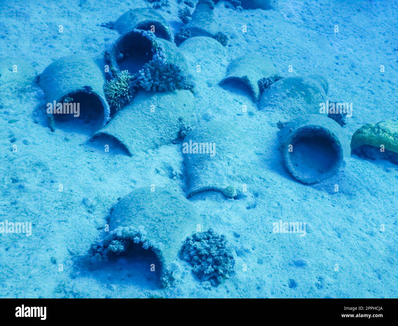 Viele alte Amphoren auf dem sandigen Meeresboden im roten Meer. ägyptische Details Stockfoto