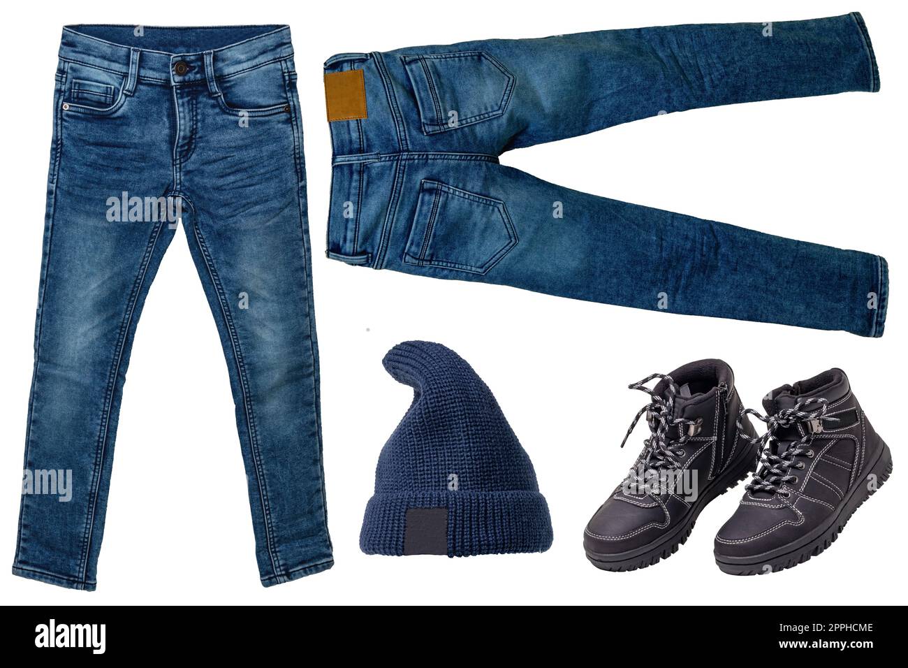 Collage-Set aus Herbstbekleidung auf weiß isoliert. Eine modische Jeans, schwarze Lederstiefel mit Schnürsenkeln und eine modische Strickmütze, Beanie- oder Baseballmütze oder -Mütze. Stockfoto