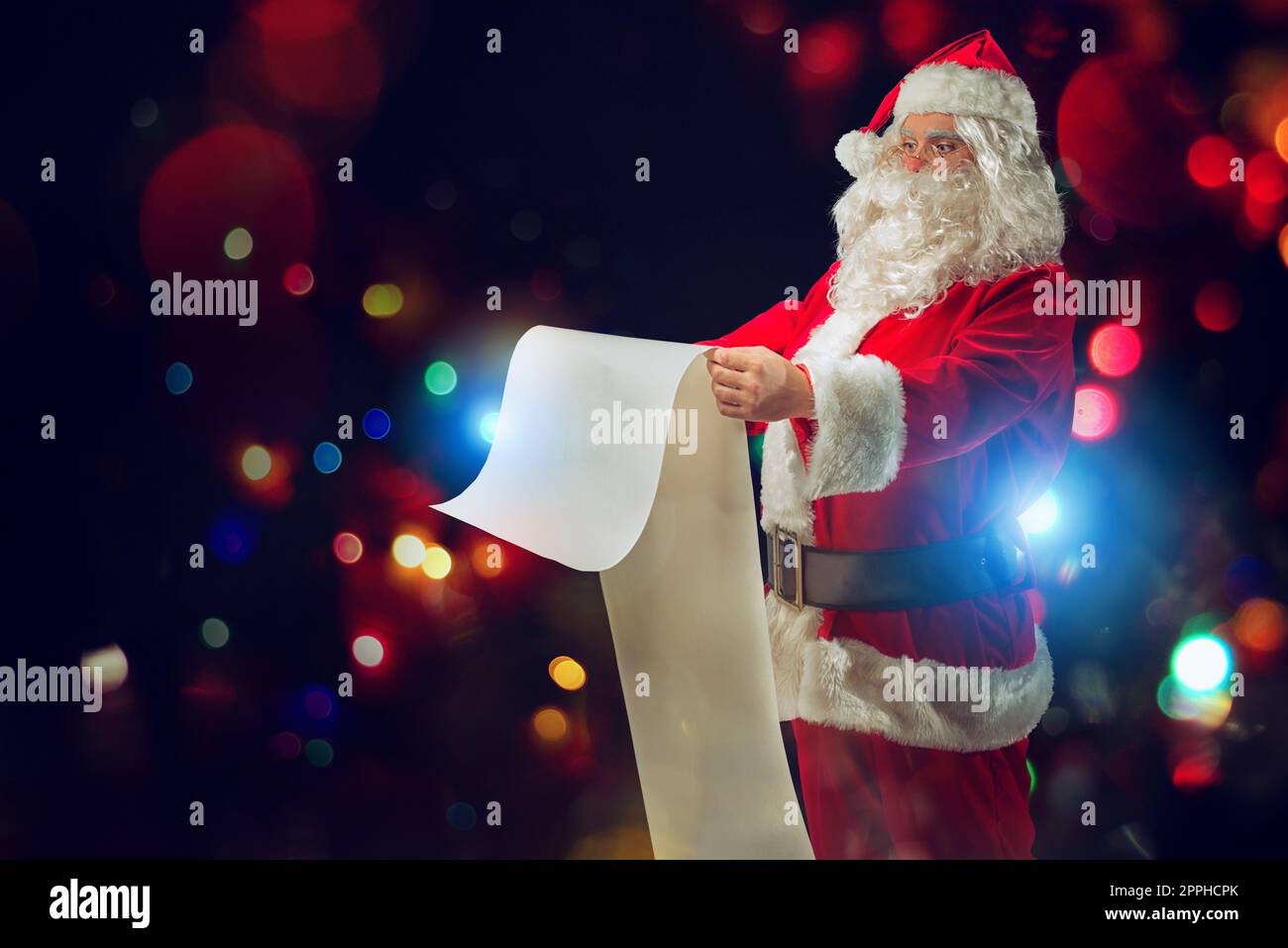 Der Weihnachtsmann ist voll von Geschenken, die von der Lieferung angefordert werden Stockfoto