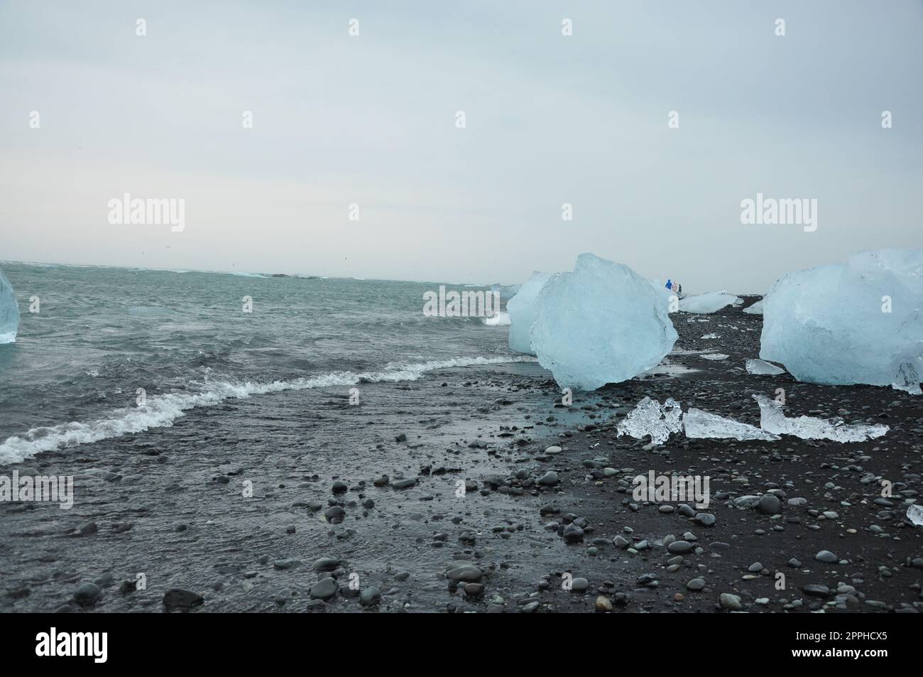 Kristallklare Eisstücke auf dem schwarzen Sand des Diamond Beach in Fellsfjara, Jokulsarlon auf Island Stockfoto