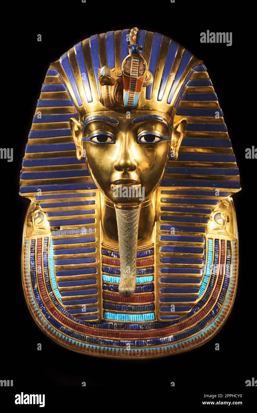 Tutanchamuns goldene Maske. Die Bestattungsmaske von Tutanchamun. Isoliert auf schwarzem Hintergrund. Stockfoto