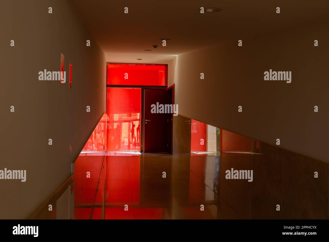 Roter Raum in modernem Gebäude Stockfoto