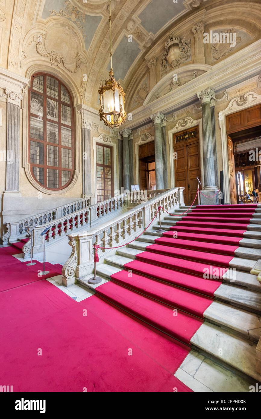 Marmortreppe im historischen Palast mit luxuriösem Interieur - Savoia Royal Palace, Turin, Italien Stockfoto