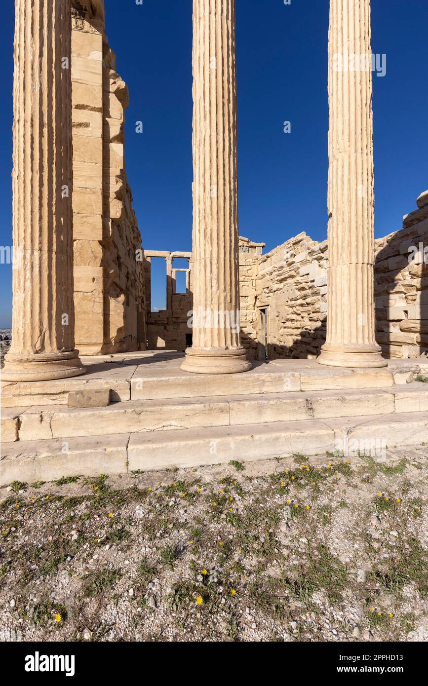 Erechtheion, Tempel der Athena Polias auf der Akropolis von Athen, Griechenland. Sehen Sie sich Säulen im Ionischen Stil auf blauem Himmel an Stockfoto