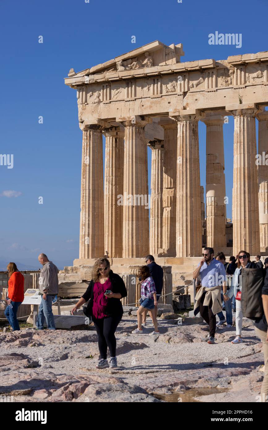 Athen, Griechenland - 17. Oktober 2022: Touristengruppe vor dem Parthenon auf der Akropolis von Athen. Temple war der Göttin Athena gewidmet Stockfoto