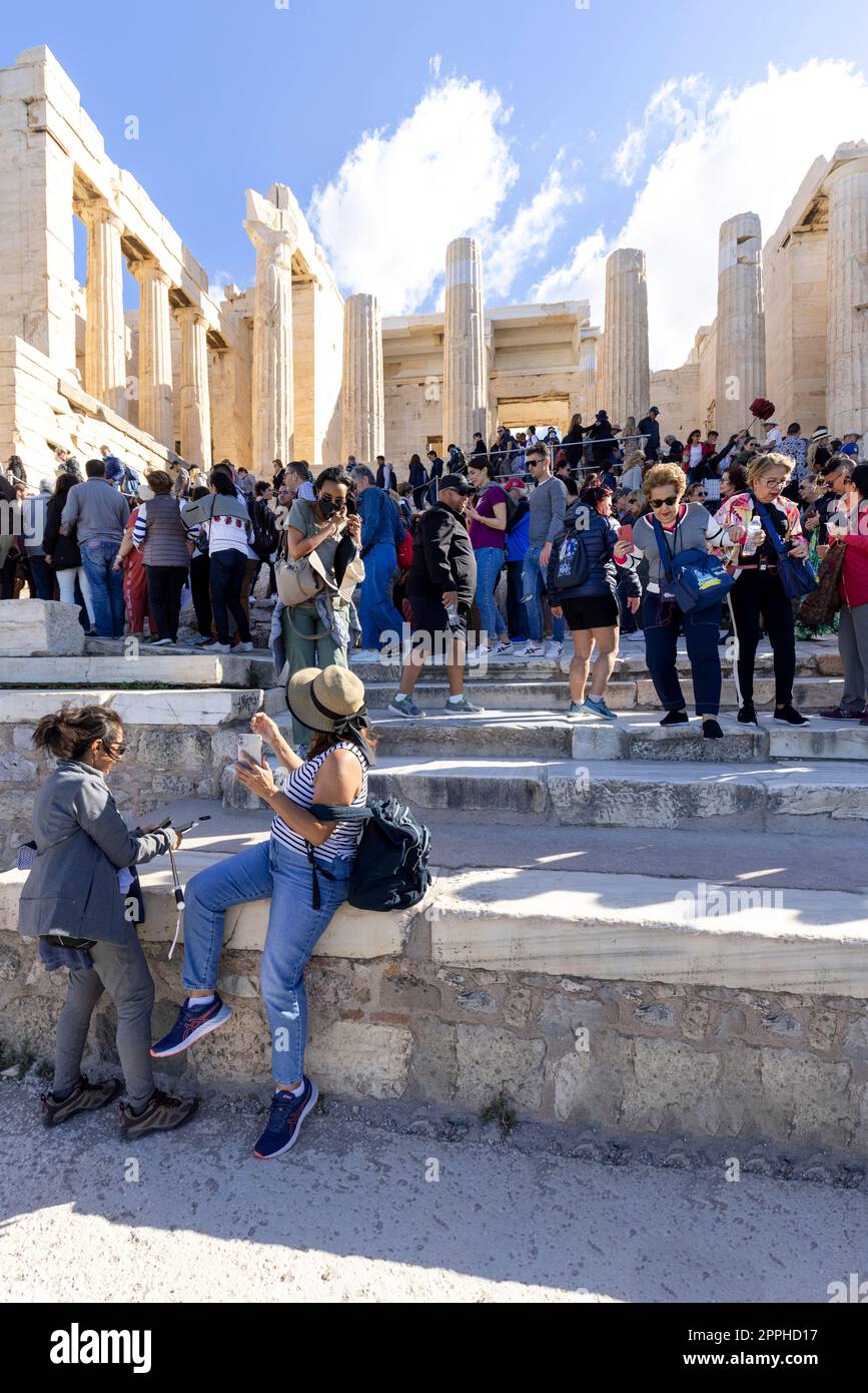 Die Touristenmassen vor dem monumentalen zeremoniellen Tor zur Akropolis von Athen, Athen, Griechenland Stockfoto