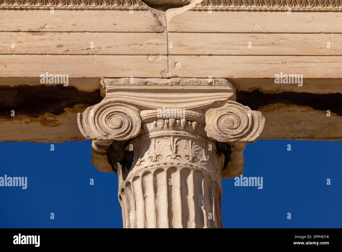 Erechtheion, Tempel der Athena Polias auf der Akropolis von Athen, Griechenland. Details von Säulen im Ionischen Stil auf blauem Himmel Stockfoto