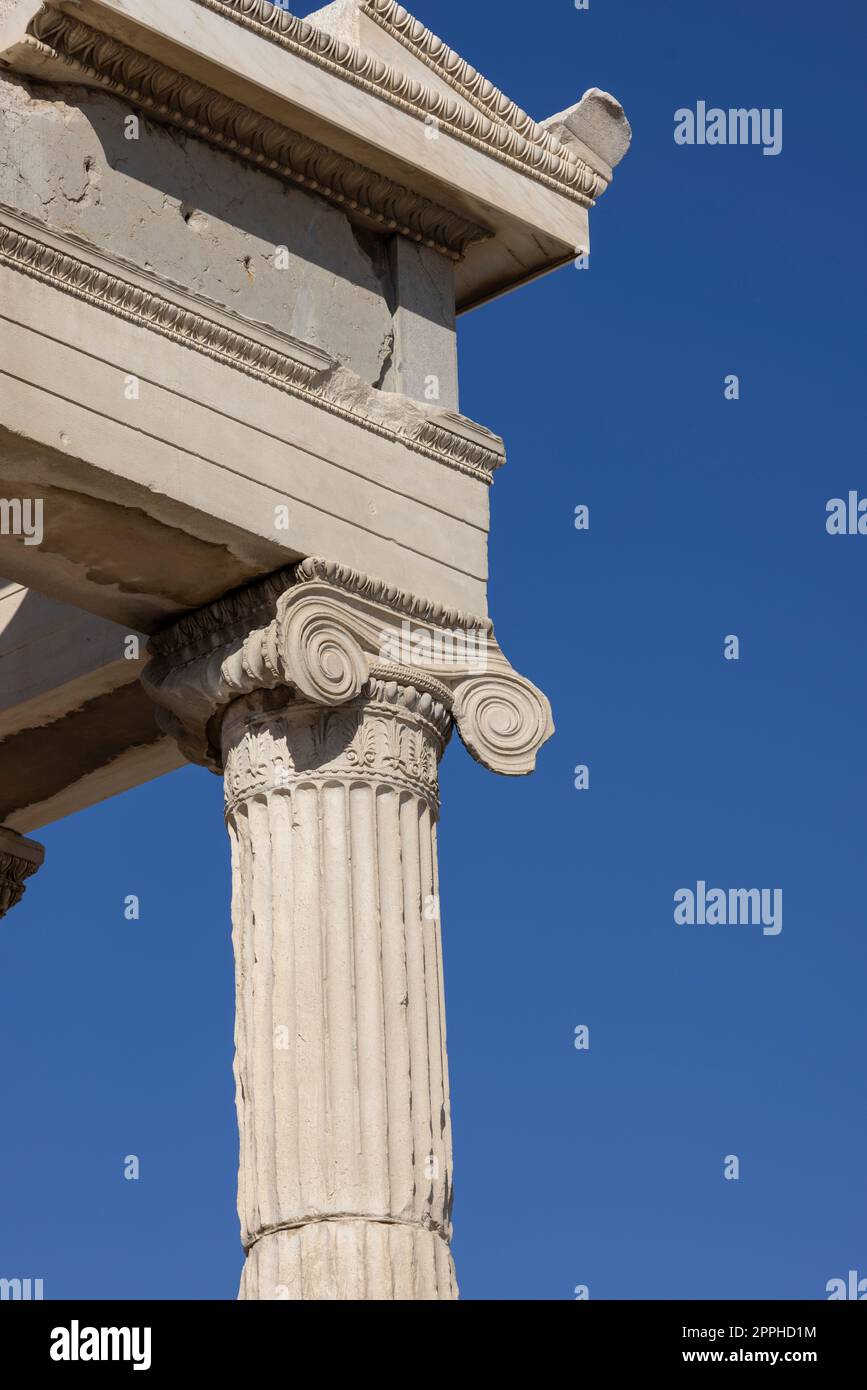 Erechtheion, Tempel der Athena Polias auf der Akropolis von Athen, Griechenland. Details von Säulen im Ionischen Stil auf blauem Himmel Stockfoto