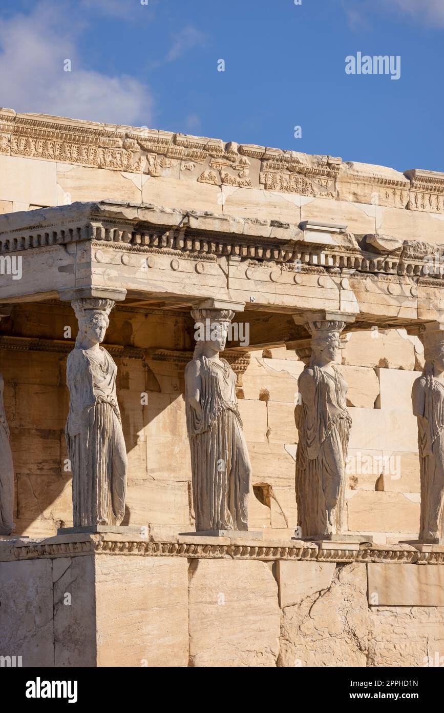 Erechtheion, Tempel der Athena Polias auf der Akropolis von Athen, Griechenland. Blick auf die Veranda der Jungfrauen mit Statuen der Kariatiden Stockfoto