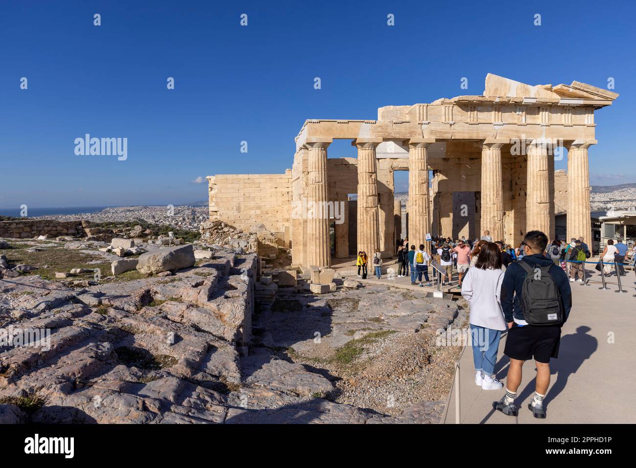 Touristengruppe vor der Propylaia, monumentalem zeremoniellen Tor zur Akropolis von Athen, Athen, Griechenland Stockfoto