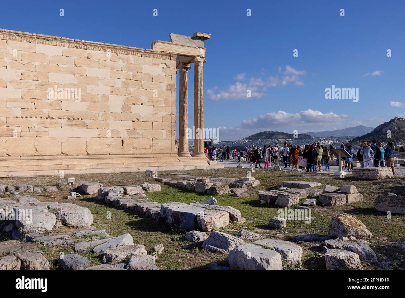Touristengruppe vor dem Erechtheion, dem Tempel der Athena Polias auf der Akropolis von Athen, Griechenland Stockfoto