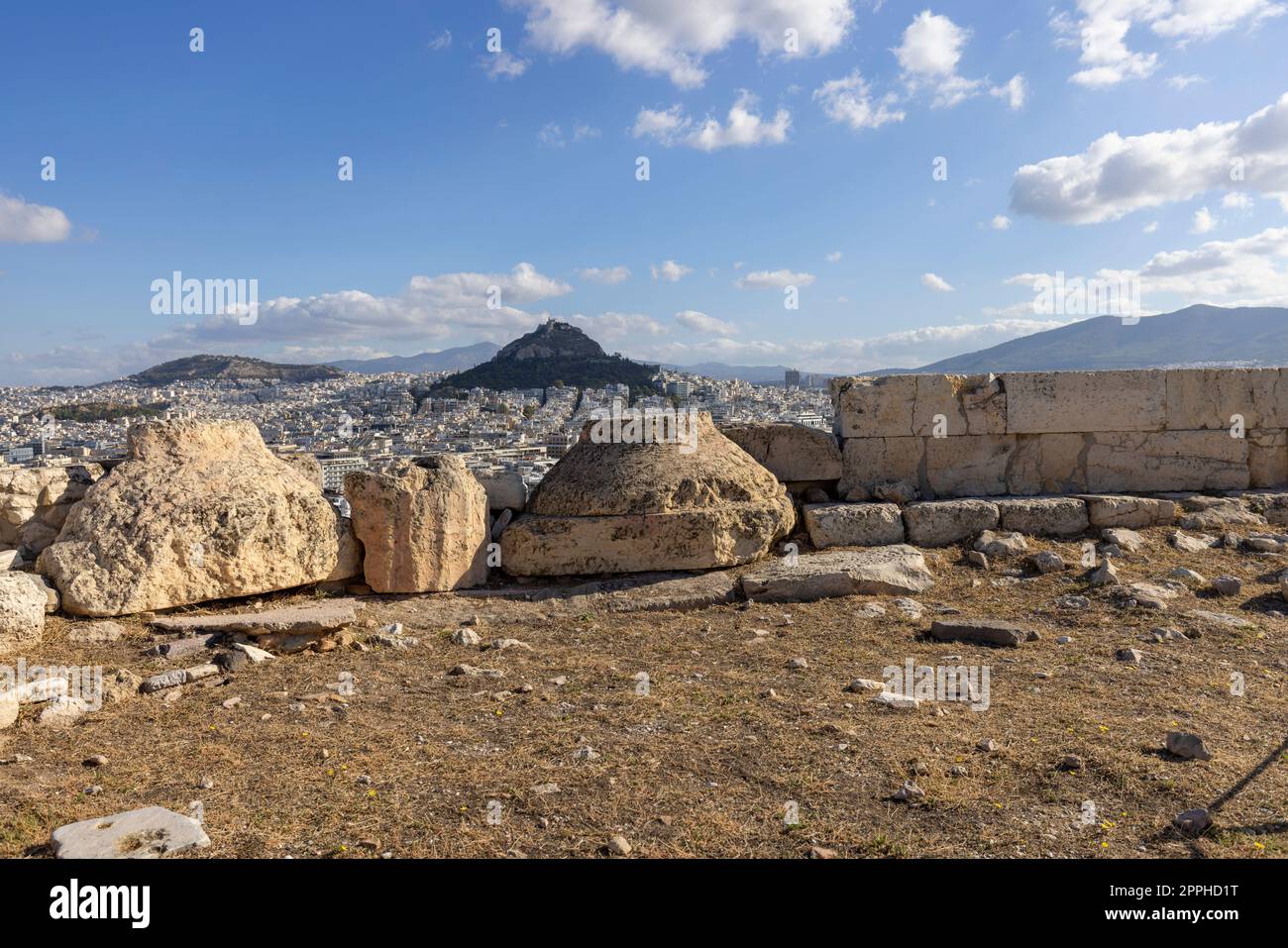Malerischer Blick vom Akropolis-Hügel auf dem Berg Lycabettus und die Skyline der Stadt an einem sonnigen Tag, Athen, Griechenland. Stockfoto