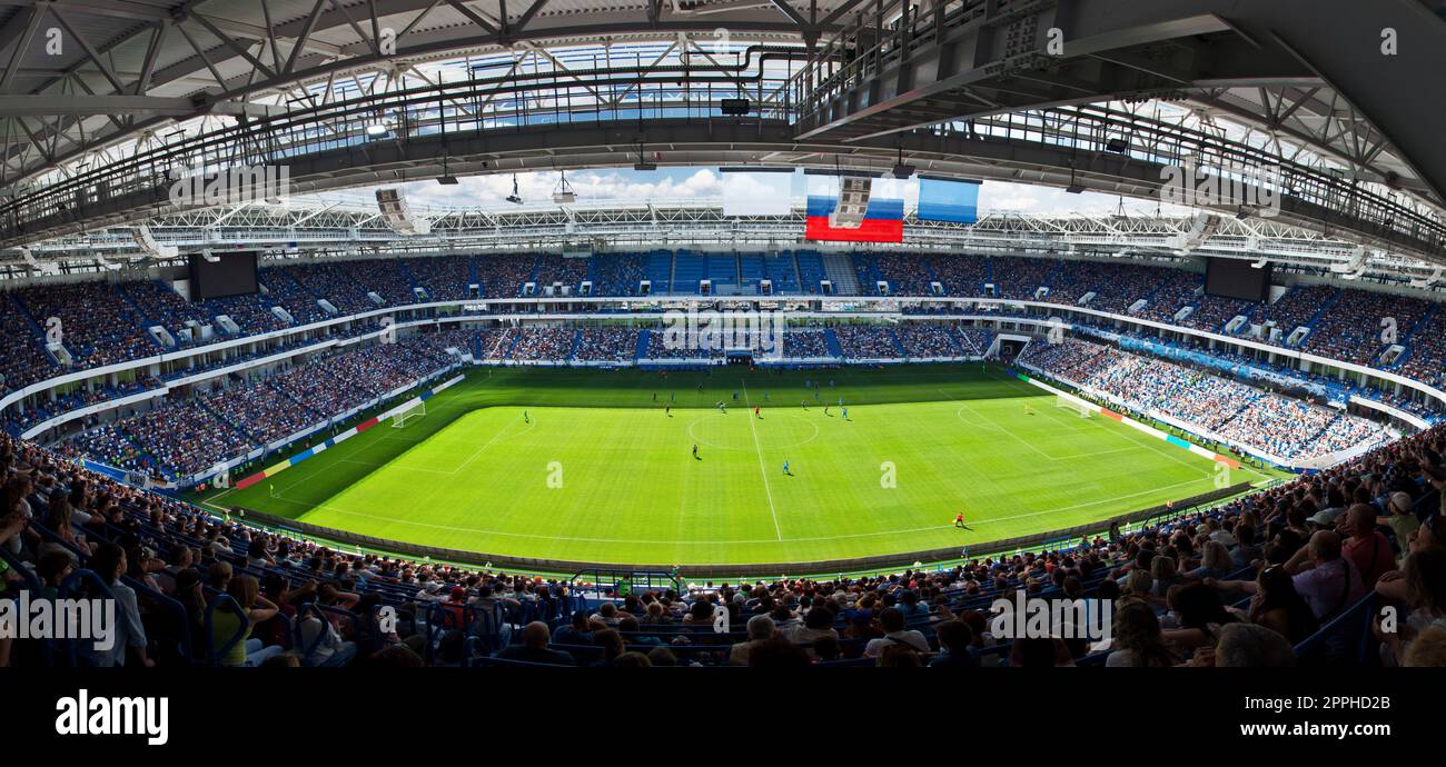 Fußballstadion Arena mit natürlichem grünen Gras Stockfoto