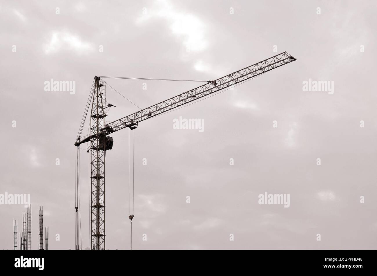 Abstrakte industriellen Hintergrund mit dem Bau von Turmdrehkranen über klaren blauen Himmel. Baustelle. Gebäude im Bau Konzept. Retro Ton Stockfoto