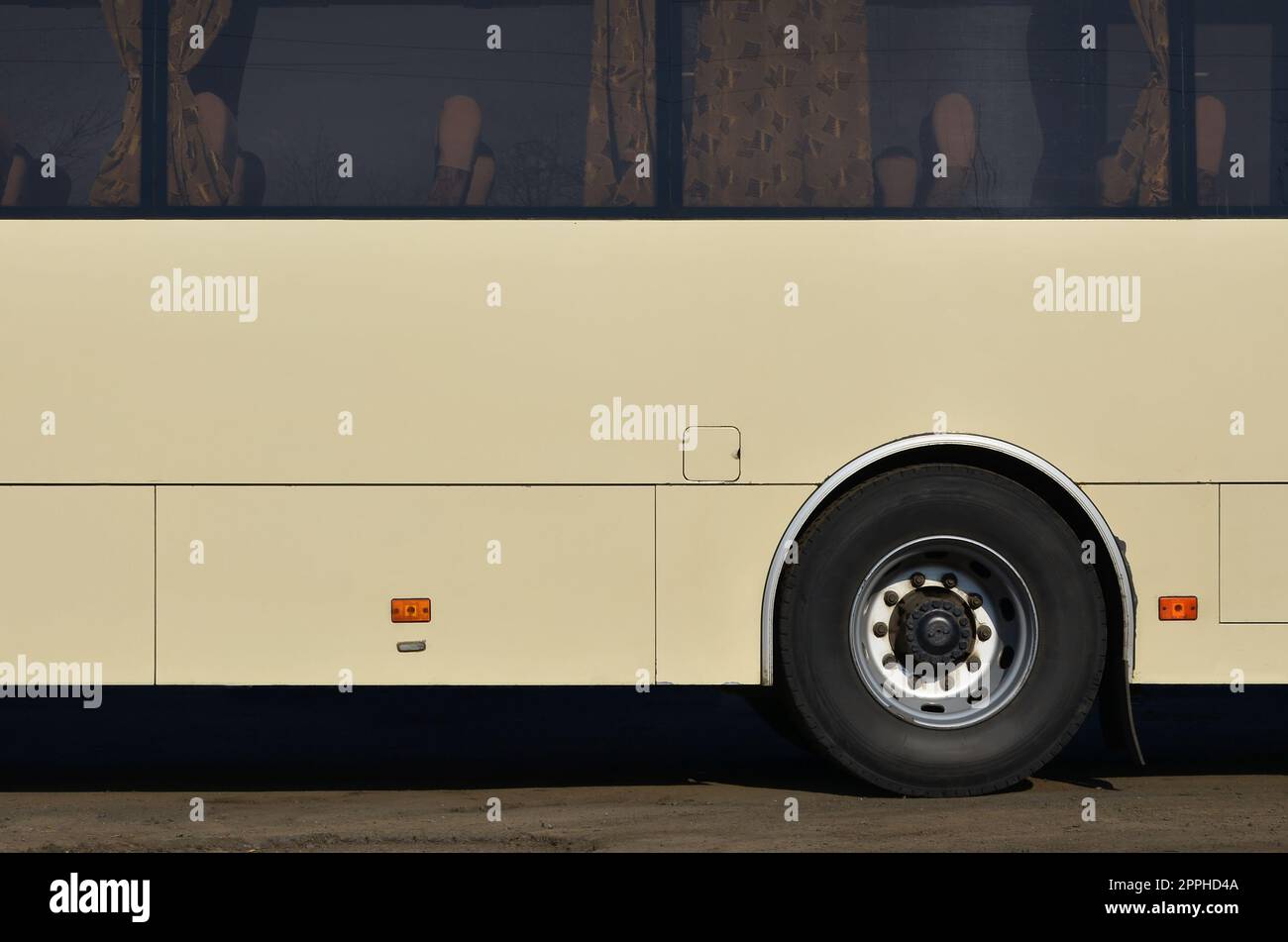 Foto des Rumpfes eines großen und langen gelben Busses mit freiem Platz für Werbung. Nahaufnahme eines Pkw für Transport und Tourismus Stockfoto